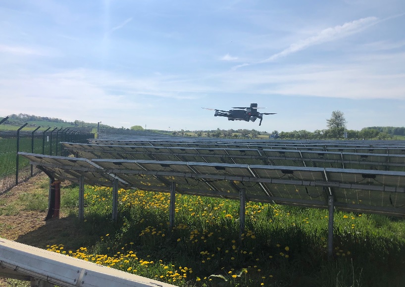 dron s termovizi nad fotovoltaickou elektrarnou